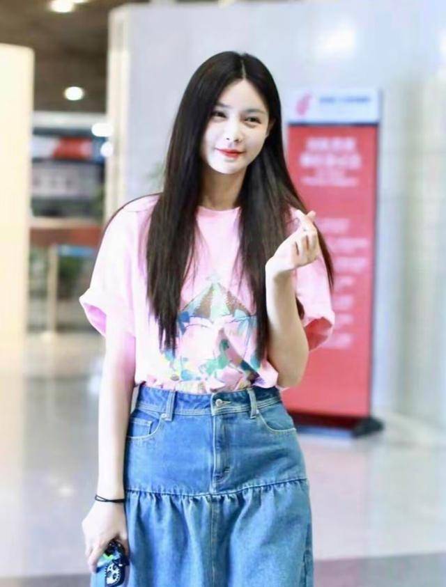 沈梦辰现身机场,身穿t恤裙,显得苗条又时尚,看起来更像18岁了!