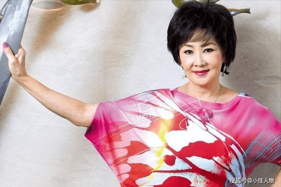 她是港剧第一贵妇,千娇百媚,风情万种,如今78岁腰围仅66厘米_苗金凤