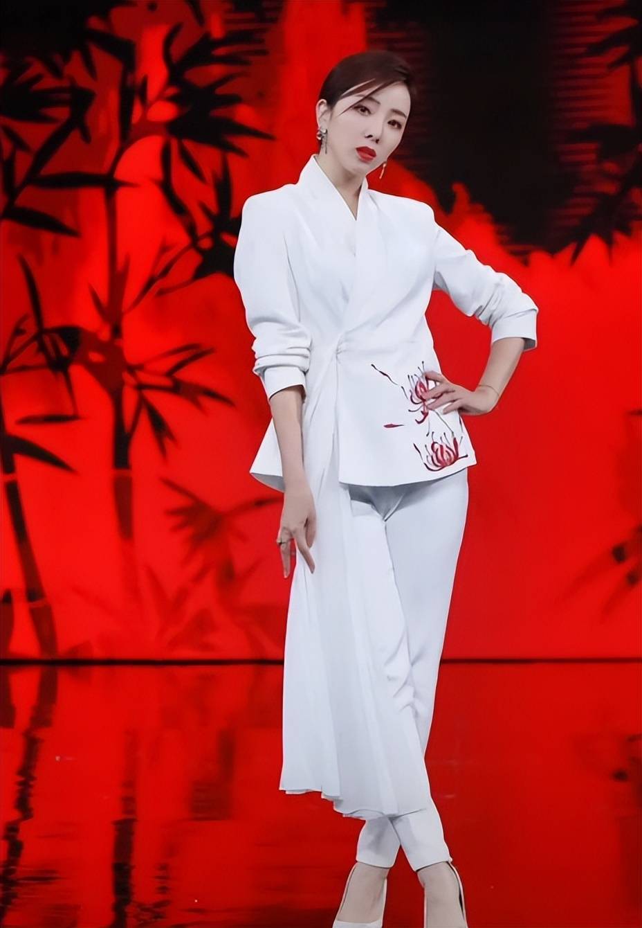 主持人李思思:嫁给大学同学,婚后三年连生两子,风光背后有艰辛_节目