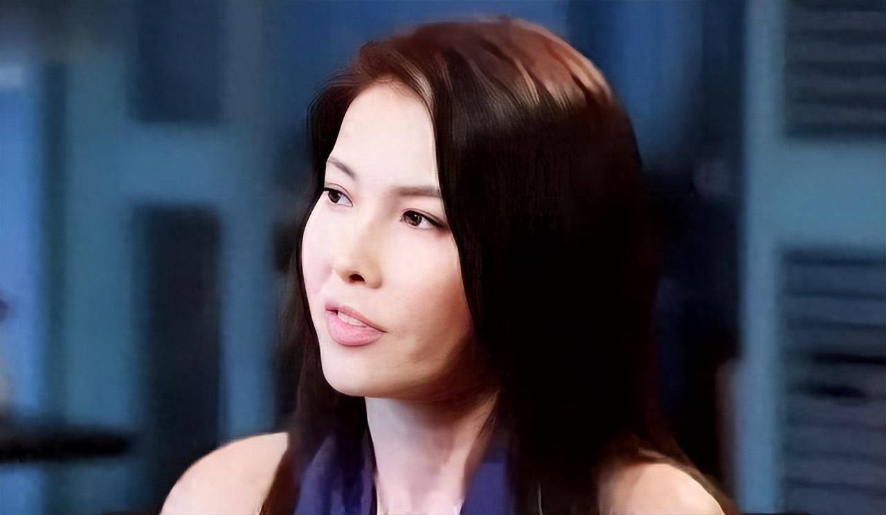 演员李婉华:35岁嫁平凡丈夫,41岁连生三胎,女儿比她还漂亮_吴镇宇