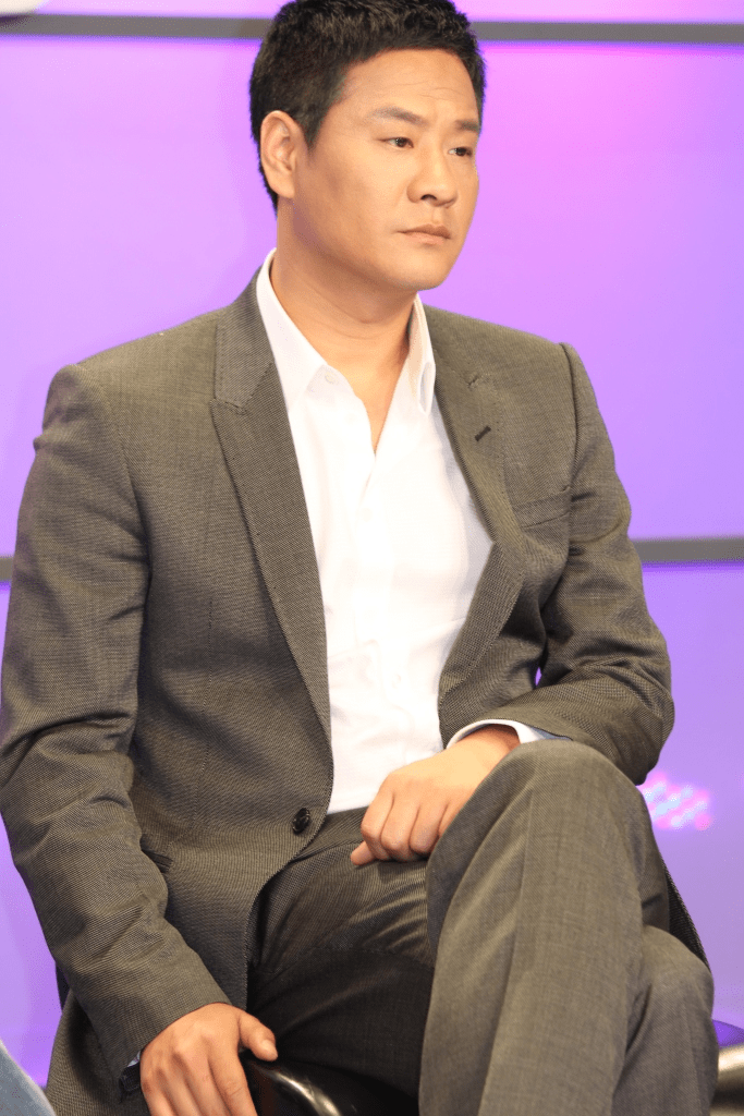 连奕名:成名后和陈佳妍离婚,净身出户娶杨若兮,前妻红了他糊了_京剧