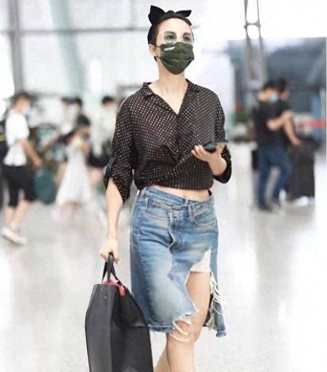 张歆艺彻底放飞自我,低腰牛仔短裤搭配别扭衬衫魅力十足!