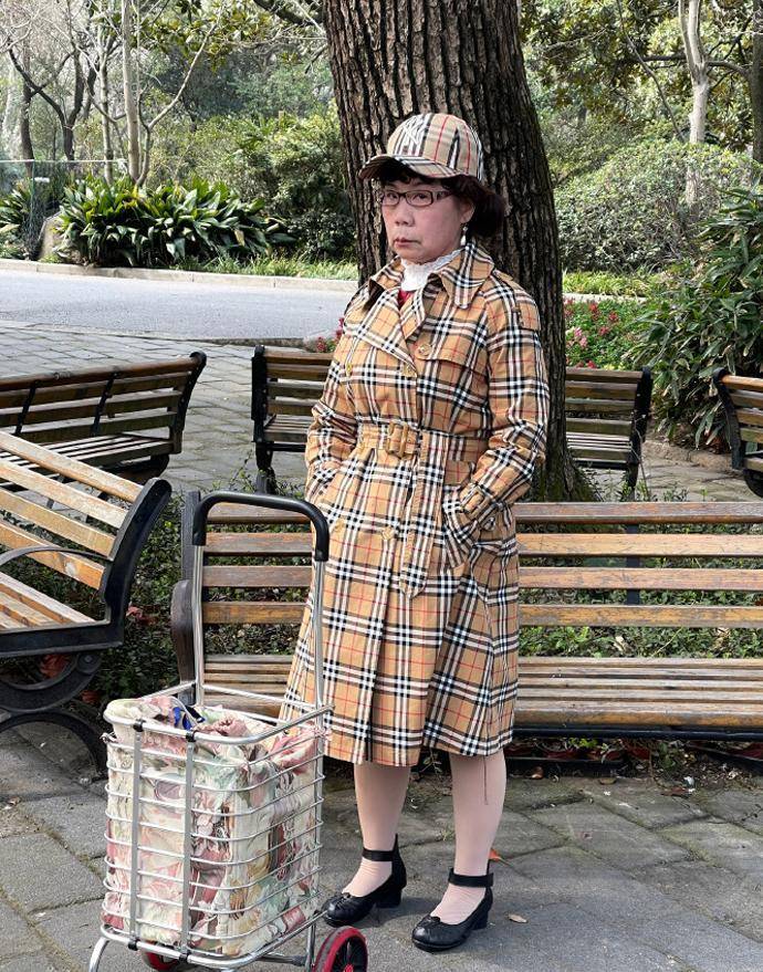 中国大妈跟上海奶奶学穿搭:风衣不配丝袜,打底裤,到