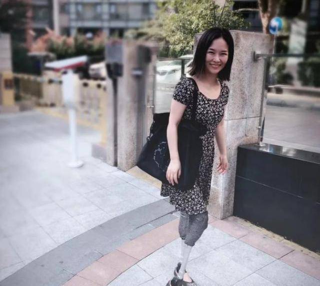 她被活埋30小时获救,却痛失爱女,双腿截肢,就连丈夫也狠心离去_廖智