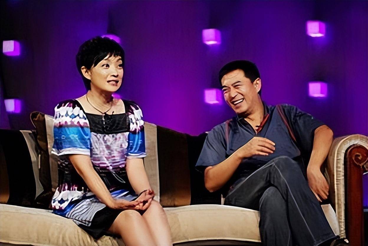 张嘉译疑似感情不忠分手,王海燕深夜发文:多年的婚姻像一盘沙!