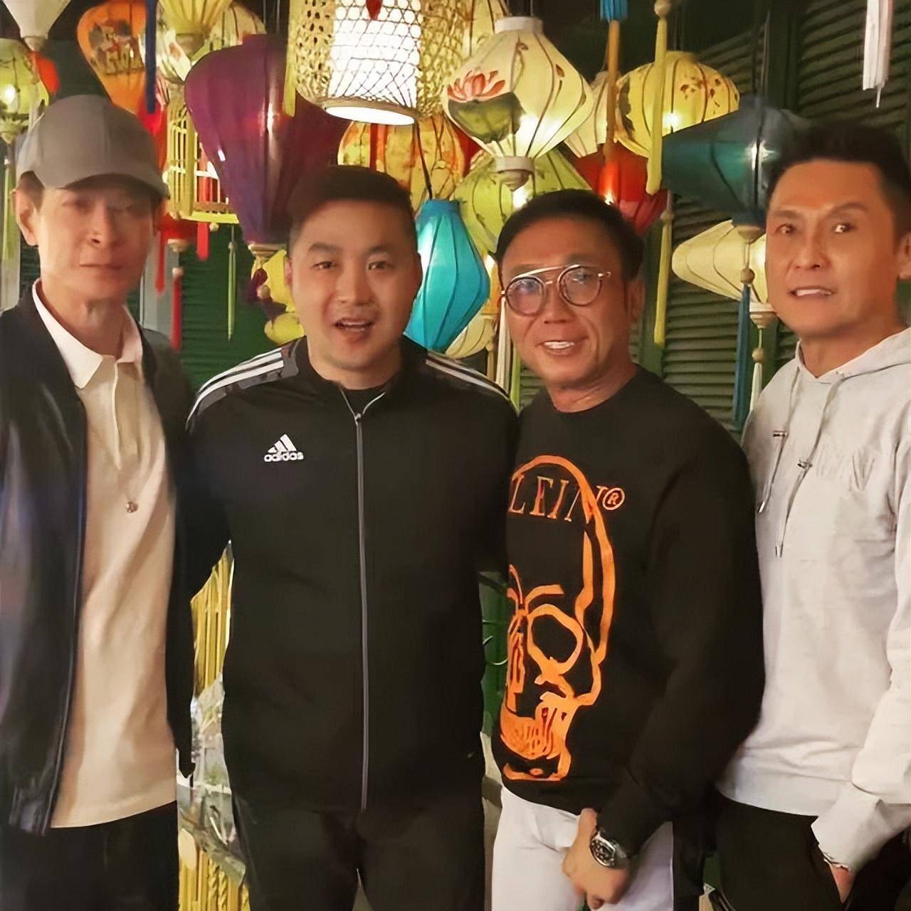 颈部青筋浮现,至今未婚为照顾妈妈住进公屋_吴廷烨_梁朝伟_邱淑贞