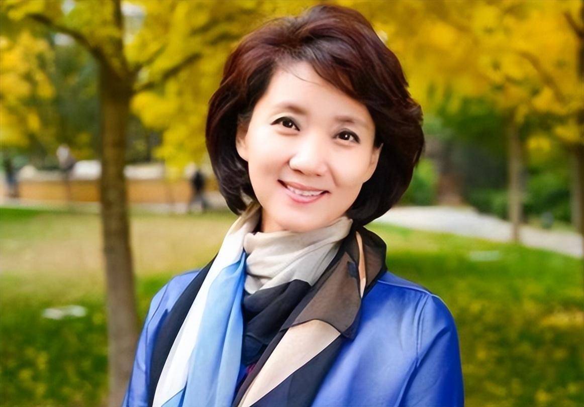 "电视主播"李修平:工作26年零失误,60岁无儿无女,二婚很幸福_北京广播