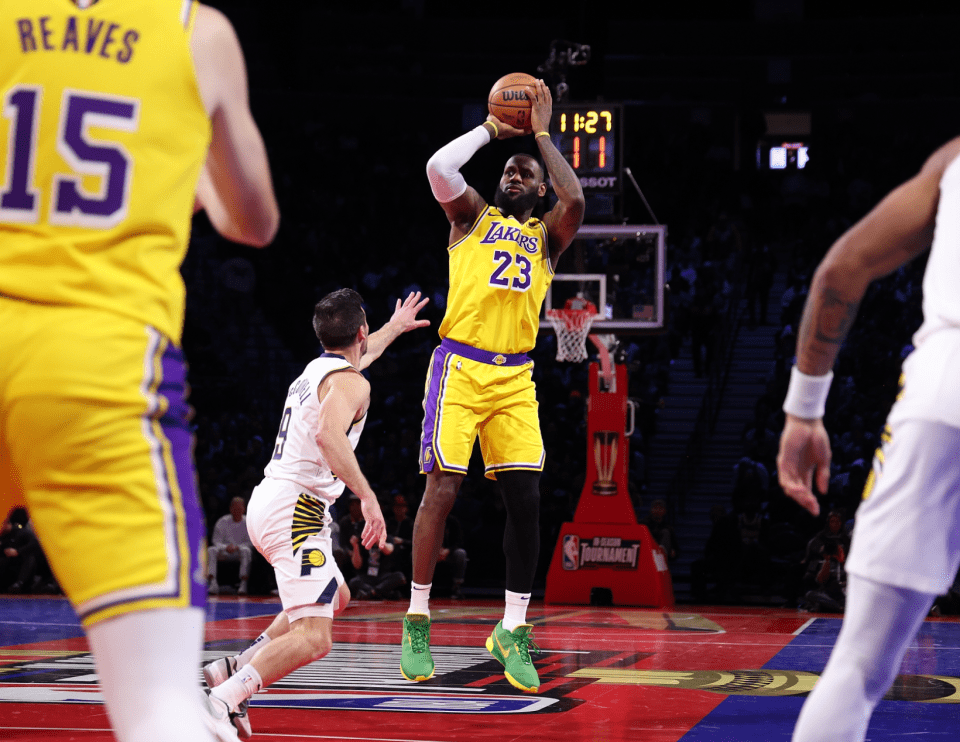 詹姆斯24 11改写历史 客串教练一幕湖人官方炫耀_老詹_比赛_季中