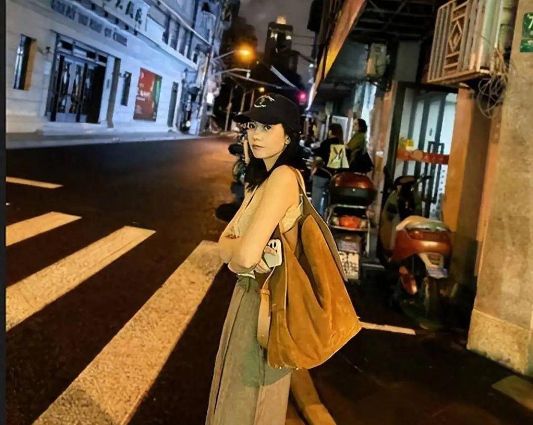 高圆圆今天穿得好软,5套基本色简约大方,有高级感_气质_棒球帽_时尚