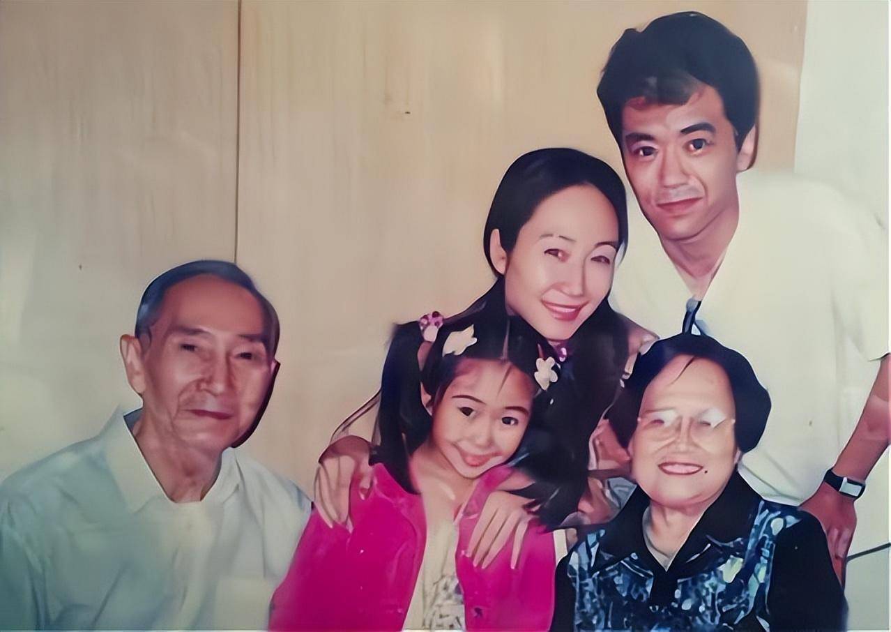 两人就是在郭旭拍摄《万花筒》的时候认识的,恋爱时间并不长,只几个月