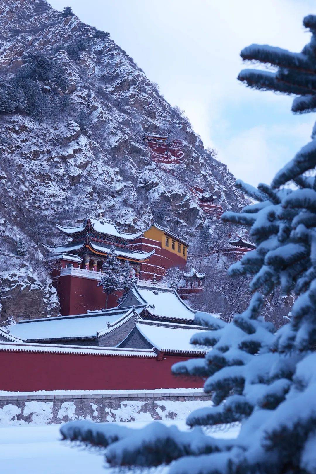 五台山雪景寺庙图片