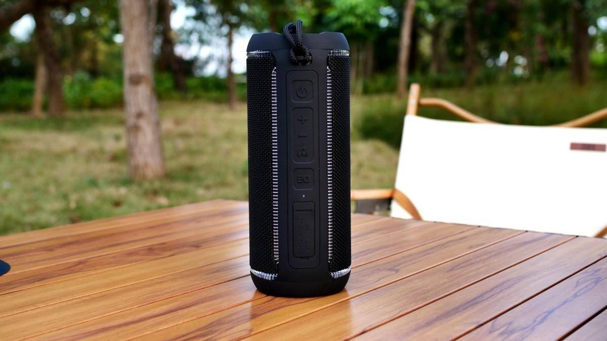 露营好物:雷登X30户外便携蓝牙音箱,澎湃重低音,RGB炫彩灯效