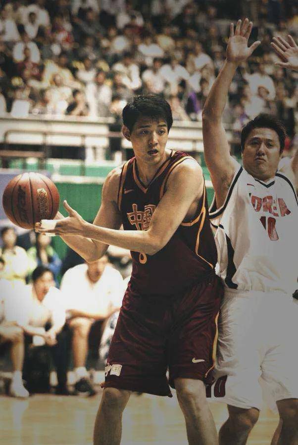 巩晓彬身高仅2米02,又没巴克利那样大屁股,当年为何能称霸亚洲_技术