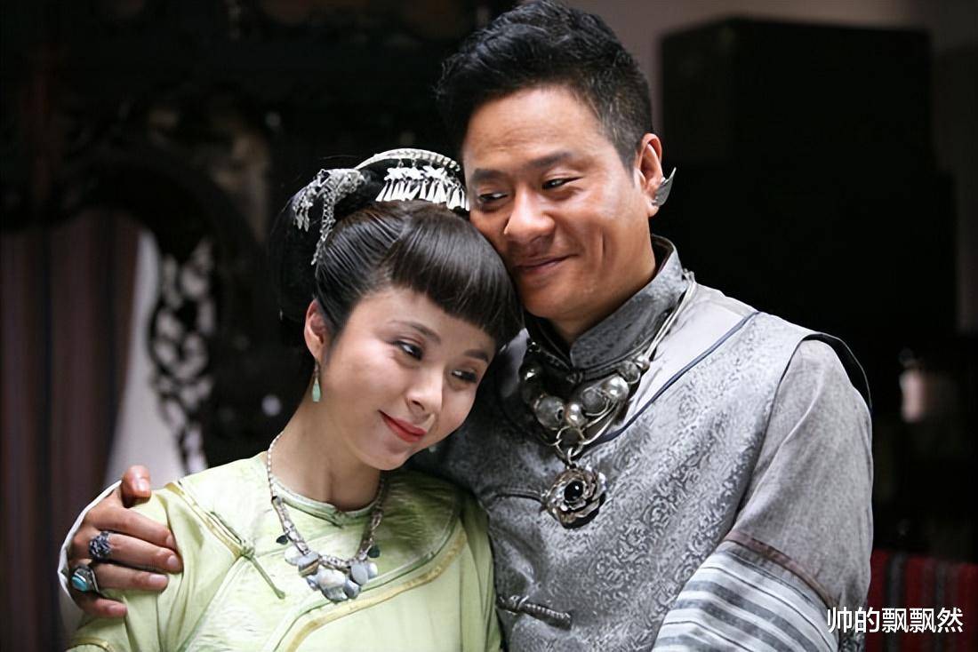 连奕名:成名后和陈佳妍分手,净身出户娶杨若兮,前妻红了他糊了_京剧