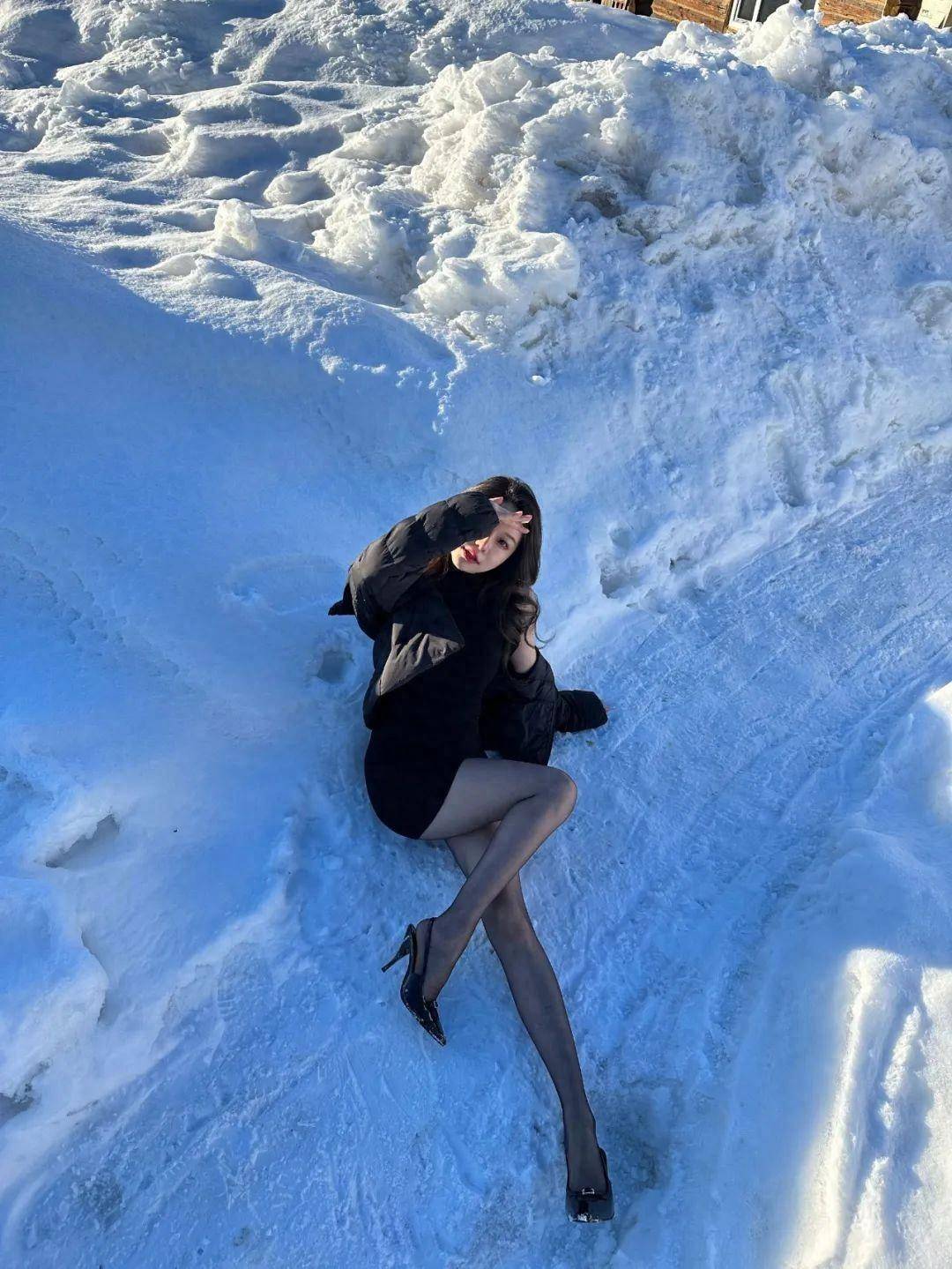 穿羽绒服配黑丝包臀裙高跟鞋,展现大长腿好身材的时尚靓女_姑娘_上海