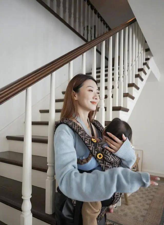 带女儿出街,母女穿搭潮流超养眼,胖豆莲藕腿抢镜_程晓月_照片_妈妈