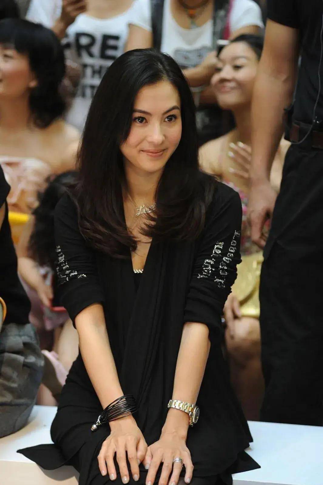 女人到了50岁,不知道如何致富,来看看张柏芝的风格_时尚_衣服_色彩