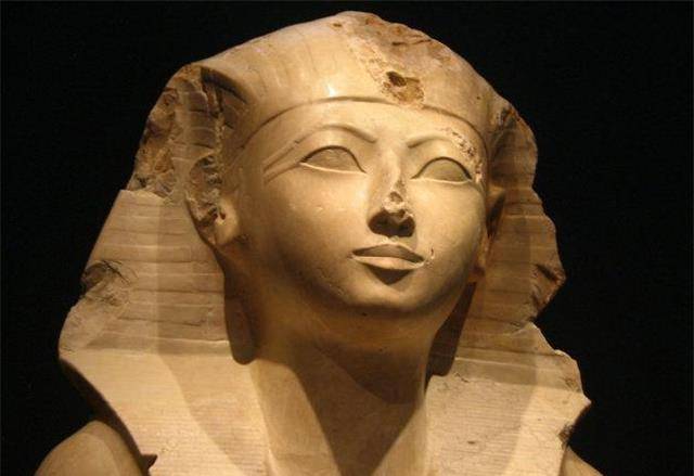 在古埃及穆特神崇拜时期,女性社会地位为何相较其他文明有所提高_象征