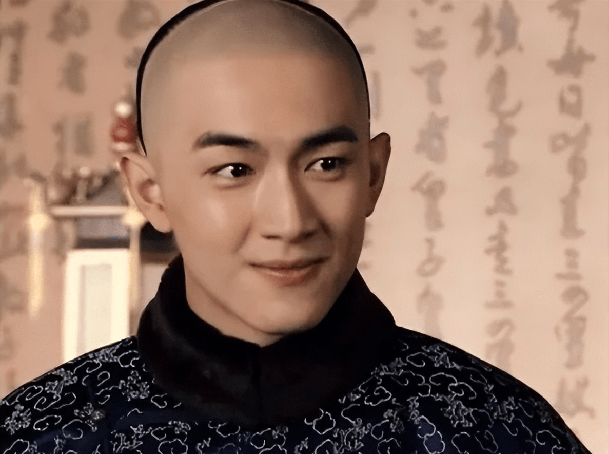 当年,22岁的林更新凭借《步步惊心》中的老十四一角迅速走红,从此只要