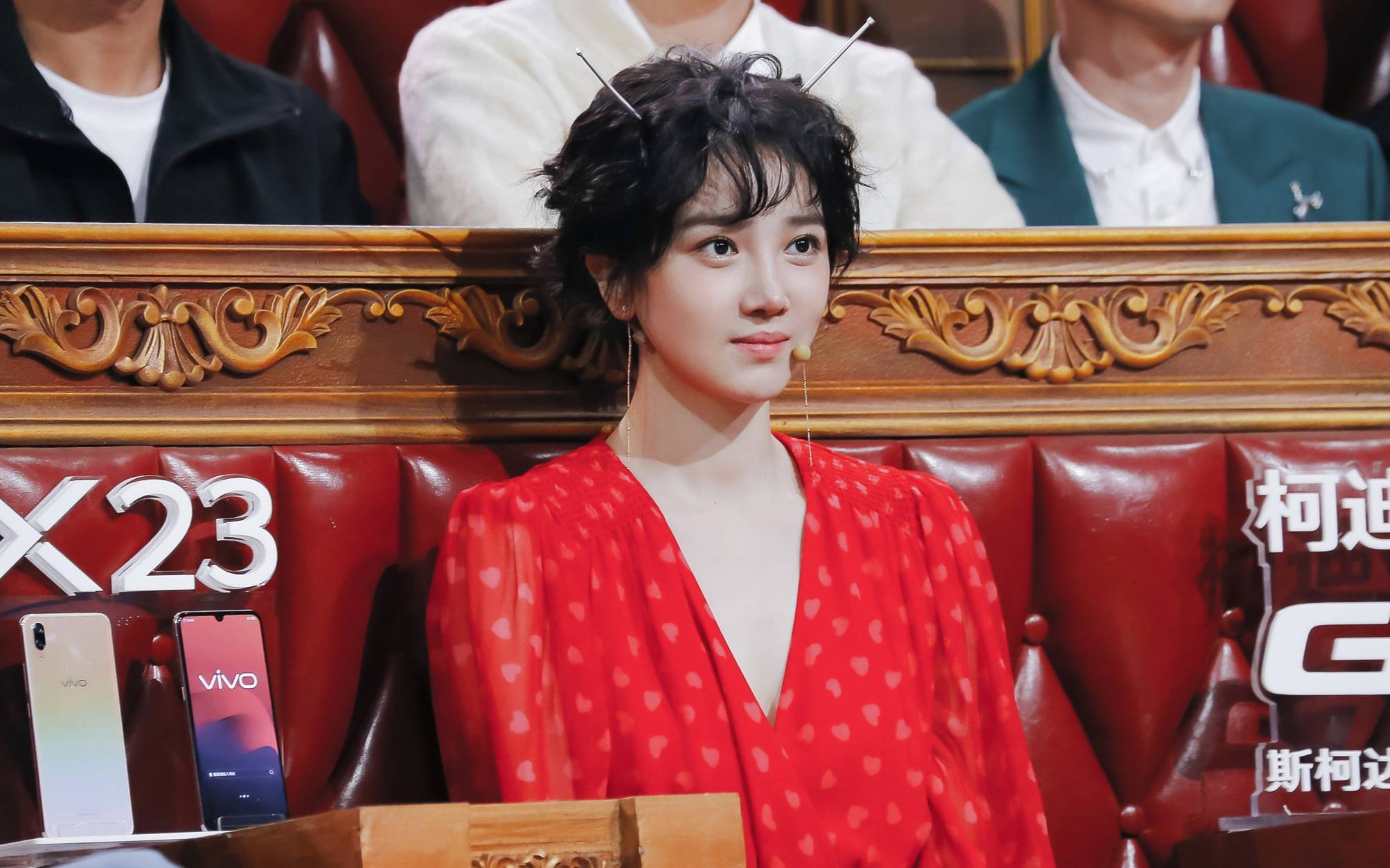 31岁陈小纭当众挖鼻孔!