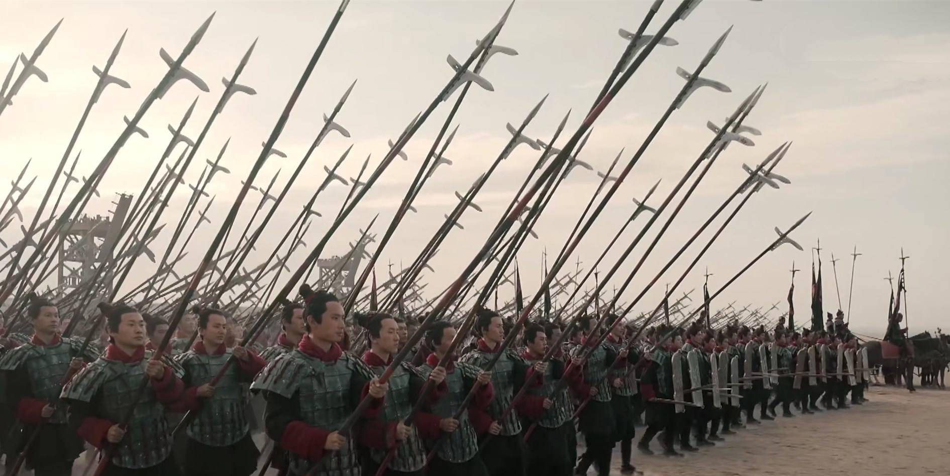 古代战场,第一排的士兵明知必死,却还抢着往前冲,为什么?