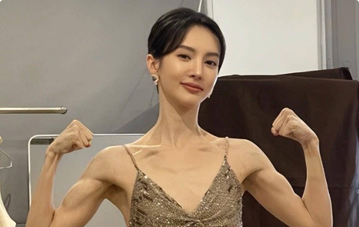 31岁娜扎用珠圆玉润的身材,给白幼瘦女星上了一课_金晨_奚梦瑶