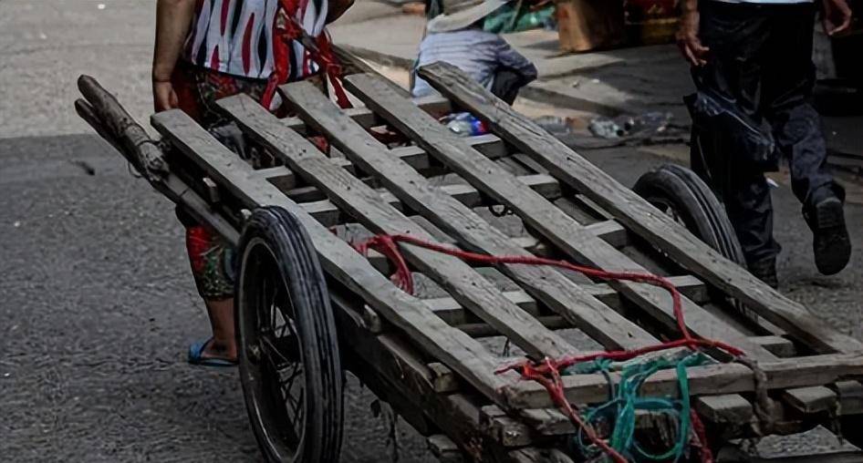 "乞丐县长"何家庆:吃猪食,流浪3万公里,却让数万人