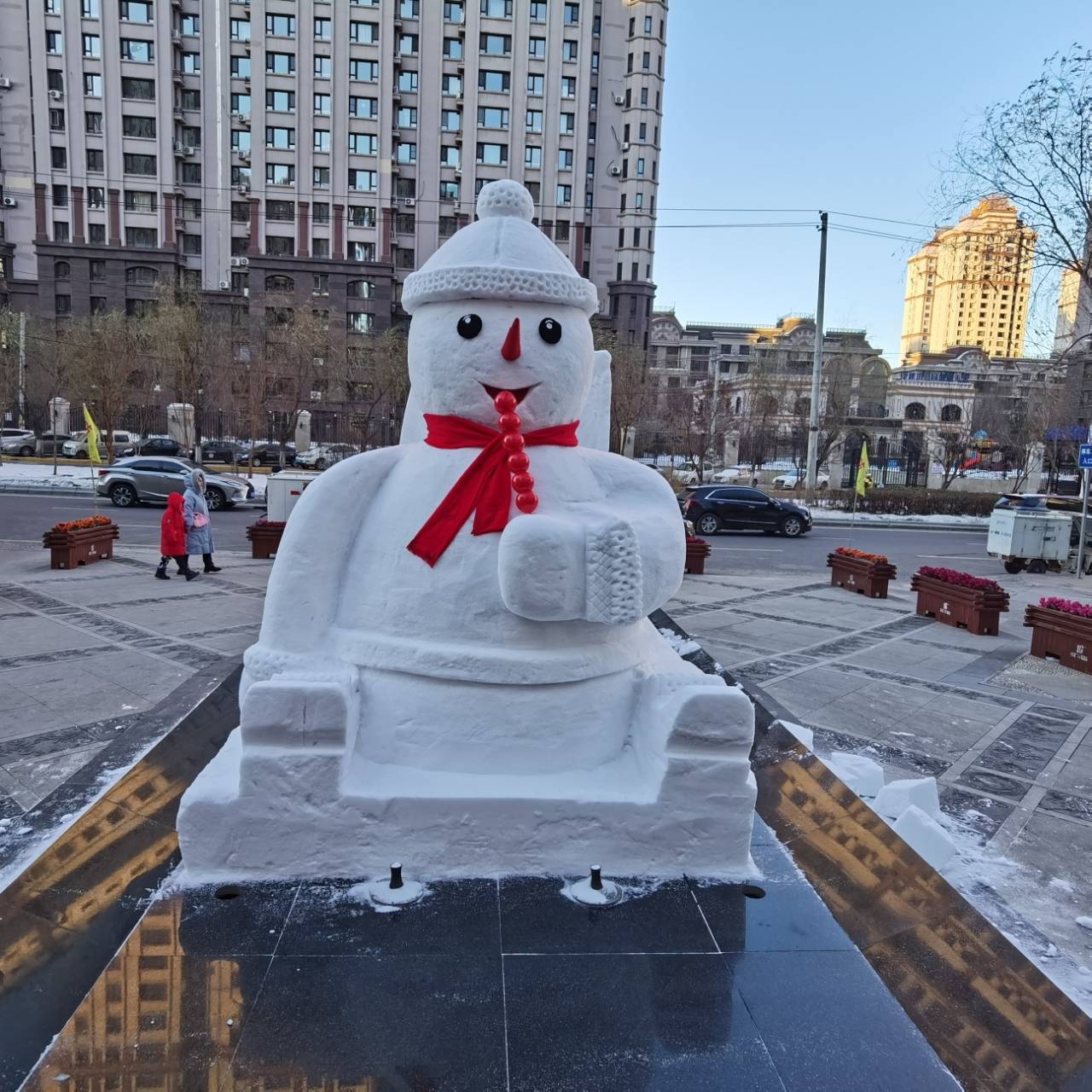 太酷啦!哈尔滨市这个小区也有"网红大雪人"
