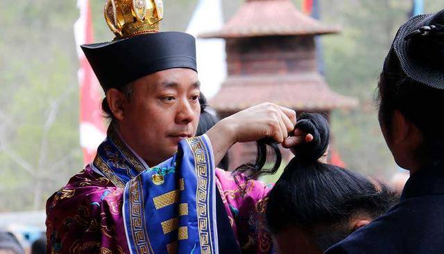 道士们画符,以此来驱邪.