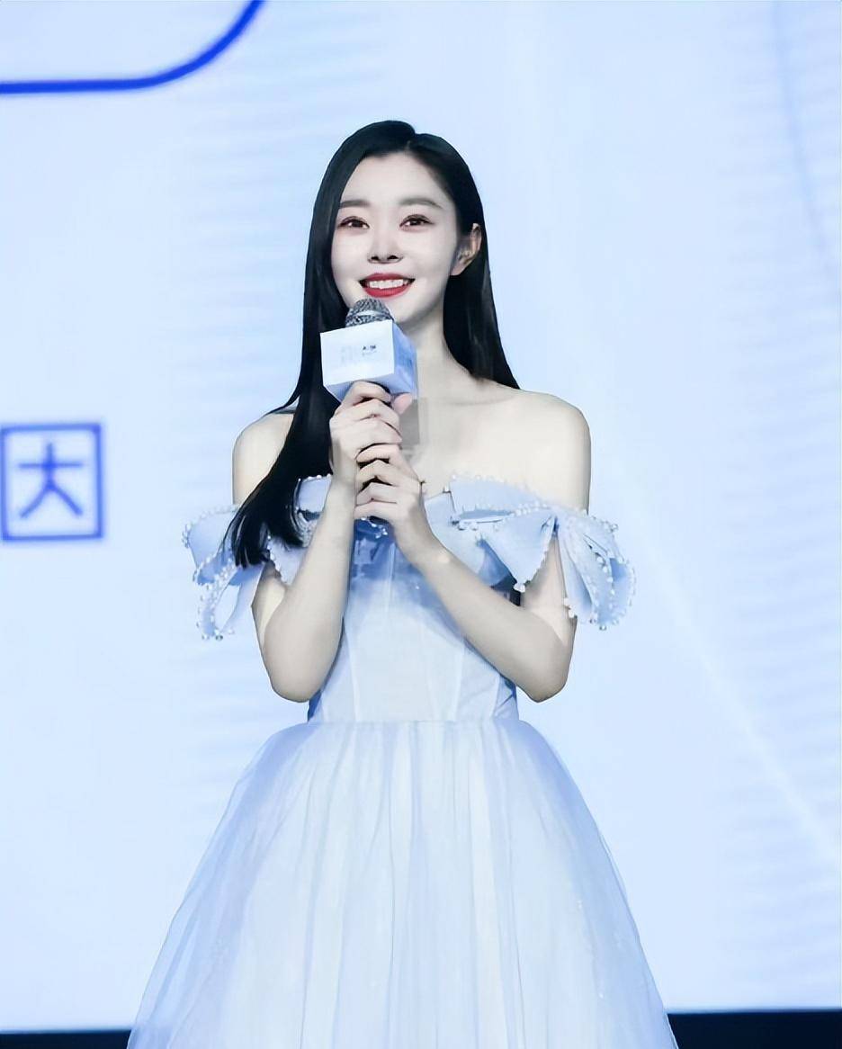 宋轶的着装真是太惊艳了,她穿着蓝色连衣裙出现, 33岁看起来还这么