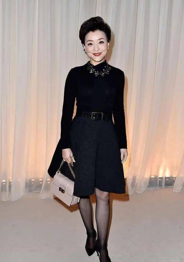 机场拍到的杨澜头发稀疏断崖式衰老,有真实老人感觉了,但穿大衣气质仍