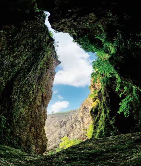 据溆浦屈原学会会长舒新宇介绍,明月洞位于湖南怀化溆浦雪峰山中段.