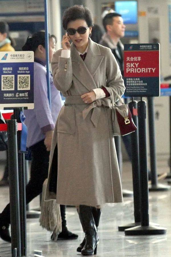 机场拍到的杨澜头发稀疏断崖式衰老,有真实老人感觉了,但穿大衣气质仍