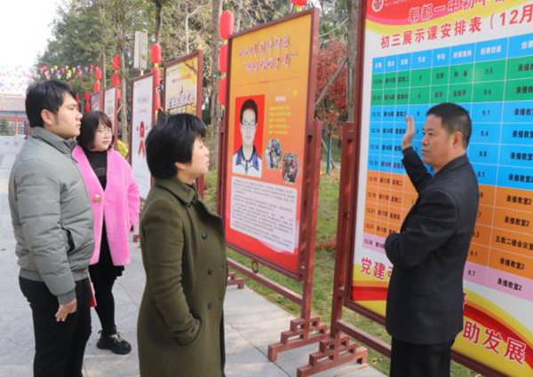 在簽約儀式上,郫都一中李玉林書記對四川農業大學經濟學院張翅一行