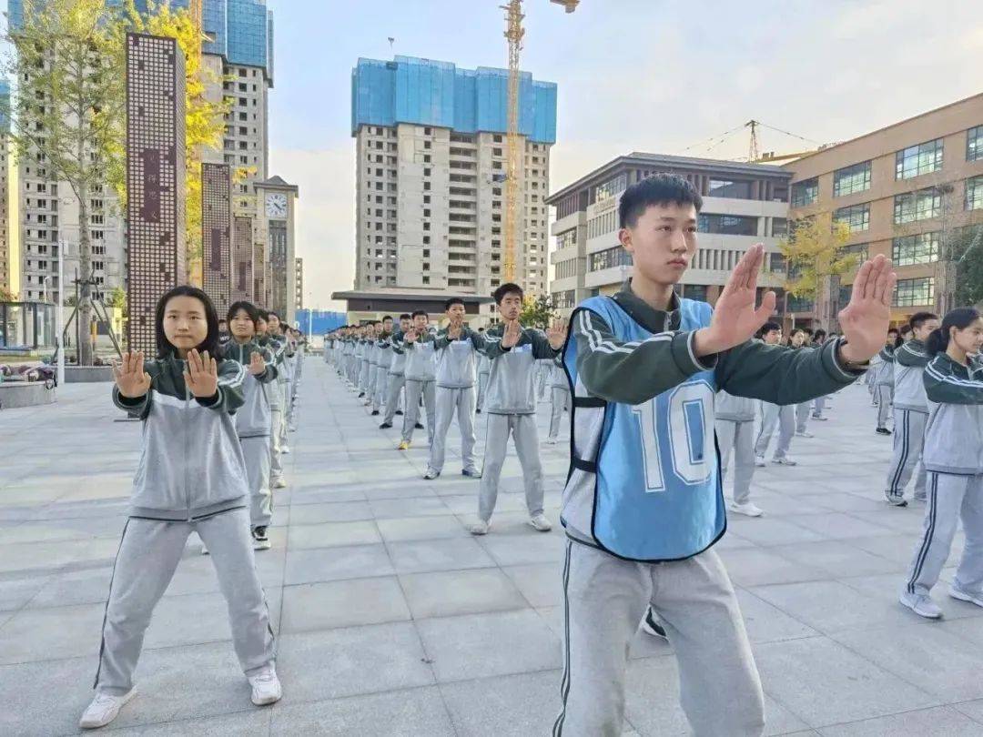 體育組【鄭州惠濟外國語中學】地址:鄭州市惠濟區英才街203號家長諮詢