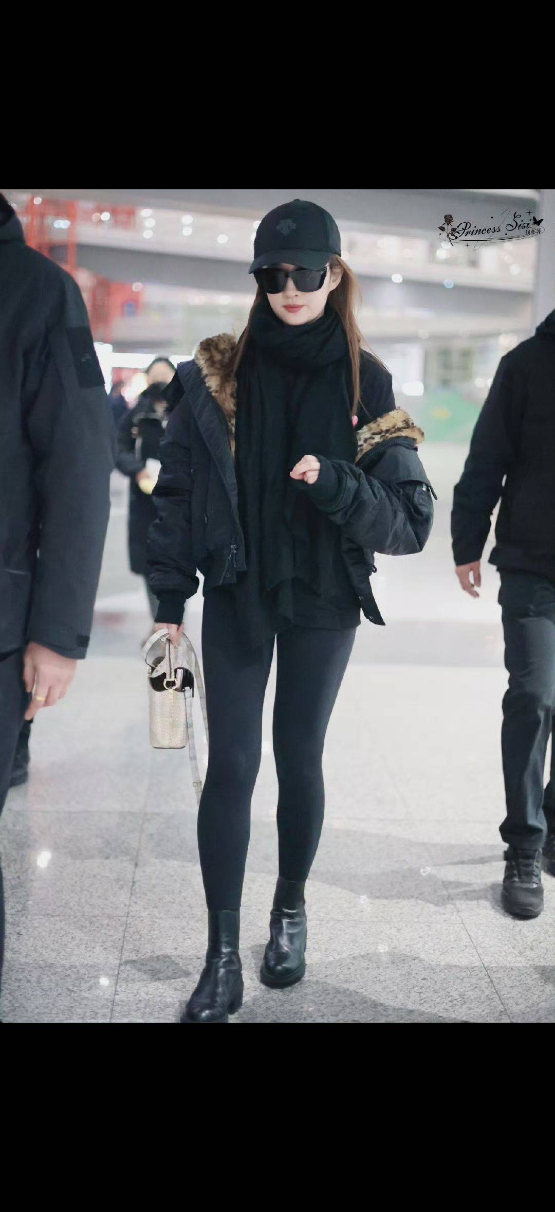 刘亦菲机场现身,下衣失踪搭配棒球帽引领新潮流_照片_作品_气质