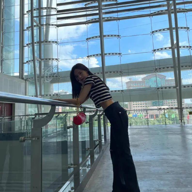 沈梦辰晒出街照,对着镜头大秀好身材,网友:杜海涛看到了要吃醋_感情