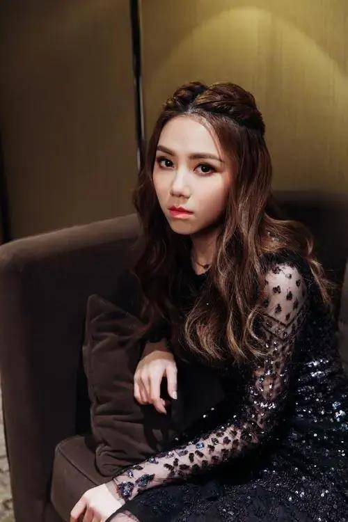 邓紫棋穿婚纱哽咽演唱,疑与前经纪公司有关,男友现身破分手传闻_时候