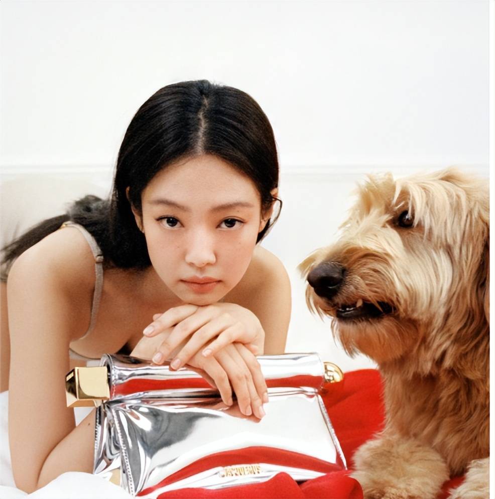 红裙娇艳欲滴 ,jennie与不同的宠物狗合照,造型独特!
