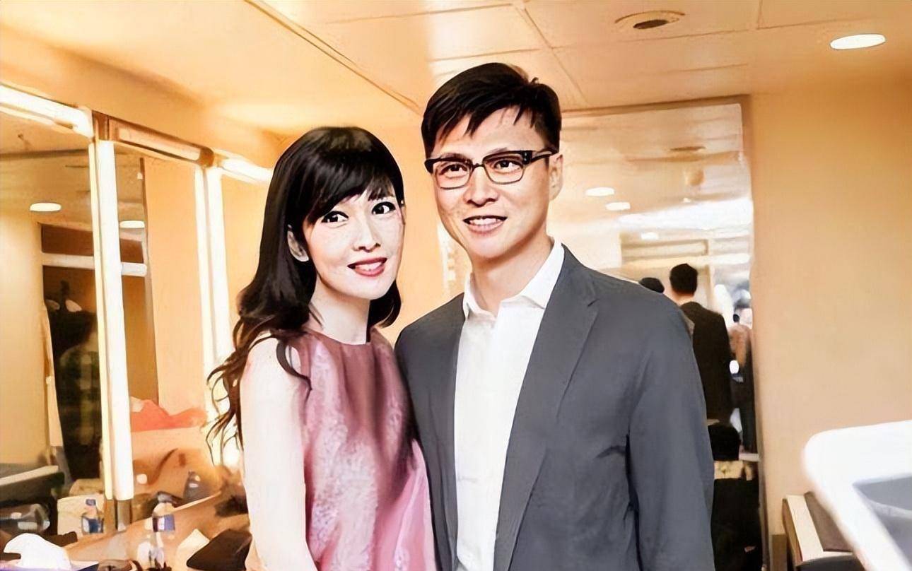 何婉莹并不是那种明眸皓齿的女人.她的长相与吴倩莲有几分相似.