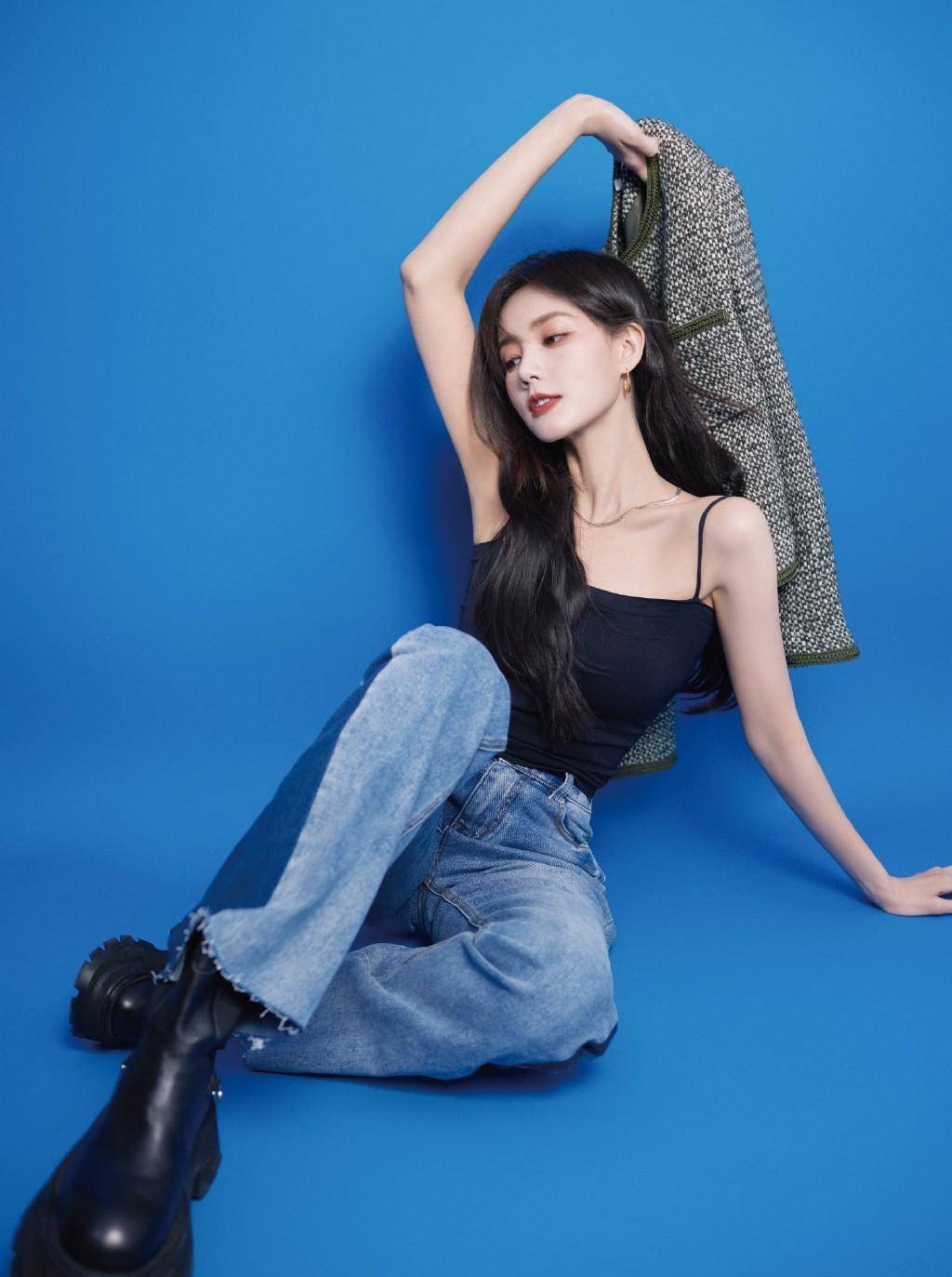 李一桐的黑色吊袜带造型酷炫又飒爽,漂亮又独特的裤装造型太迷人了