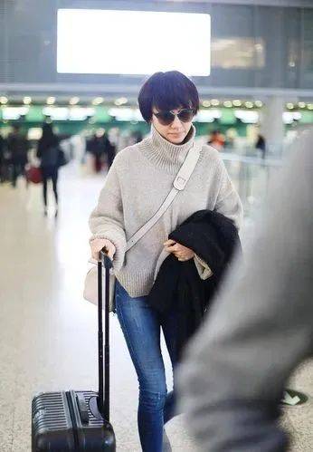 袁泉去按摩店被拍,素颜自然没有装,穿普通羽绒服难掩高级感,自信大方