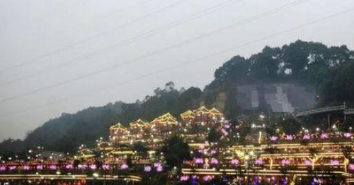 中国最“牛”火锅店，老板包下整座山，999桌露天涮火锅太霸气！(图1)