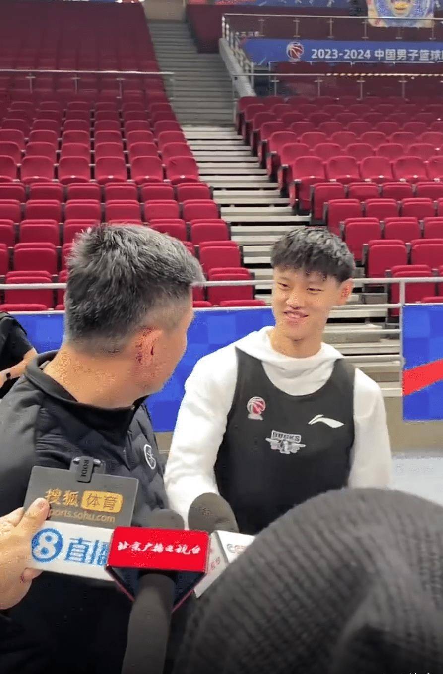 小曾尴尬一笑_训练_保护_教练