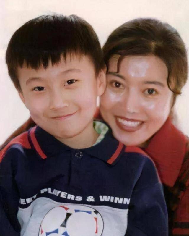 丁嘉丽:一段姐弟恋无疾而终,两段婚姻伤人伤己,对不起一双儿女_孙红雷
