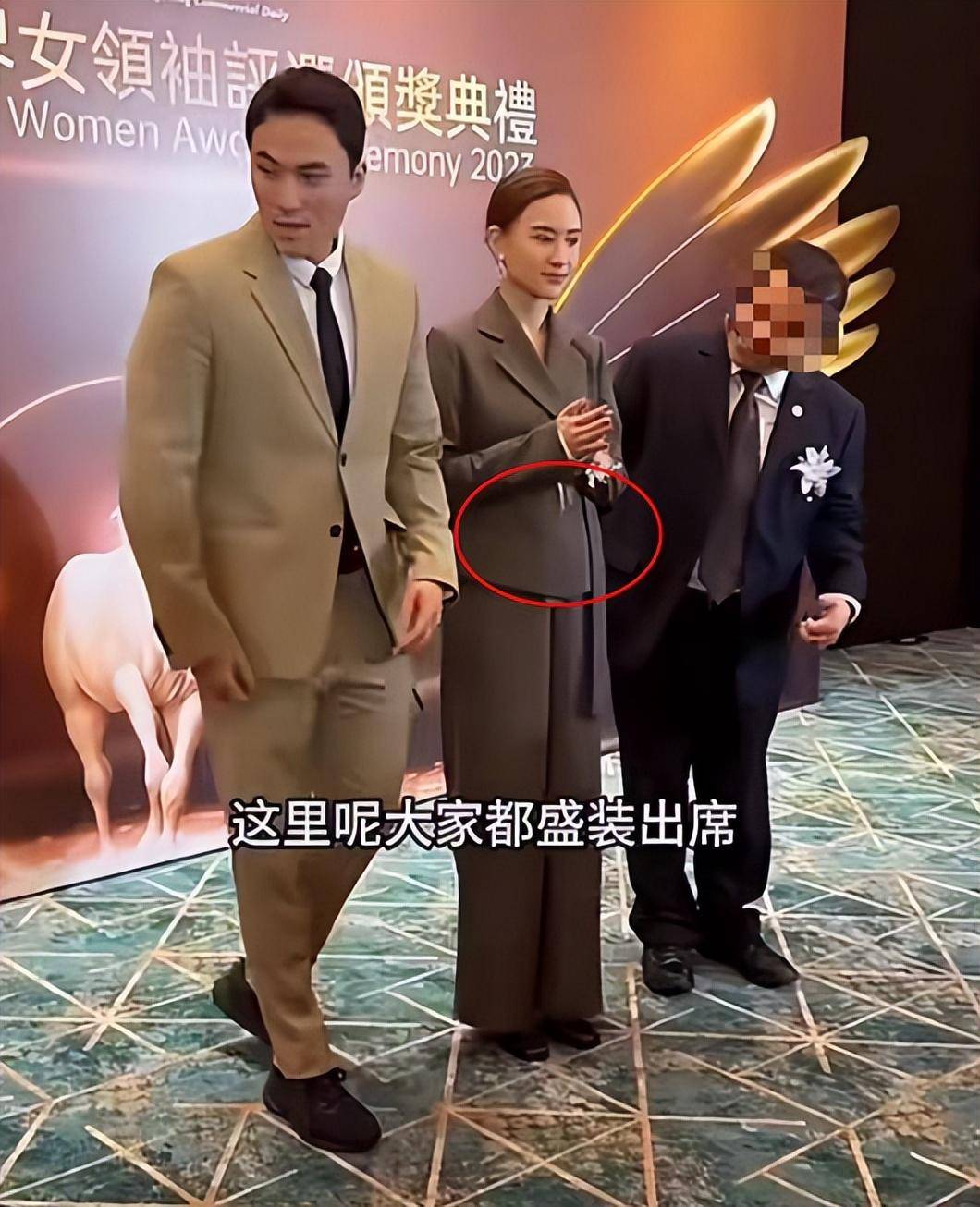 何超莲现身领奖再被疑怀孕,小腹明显凸起,候场瘫软在沙发显疲惫_窦骁