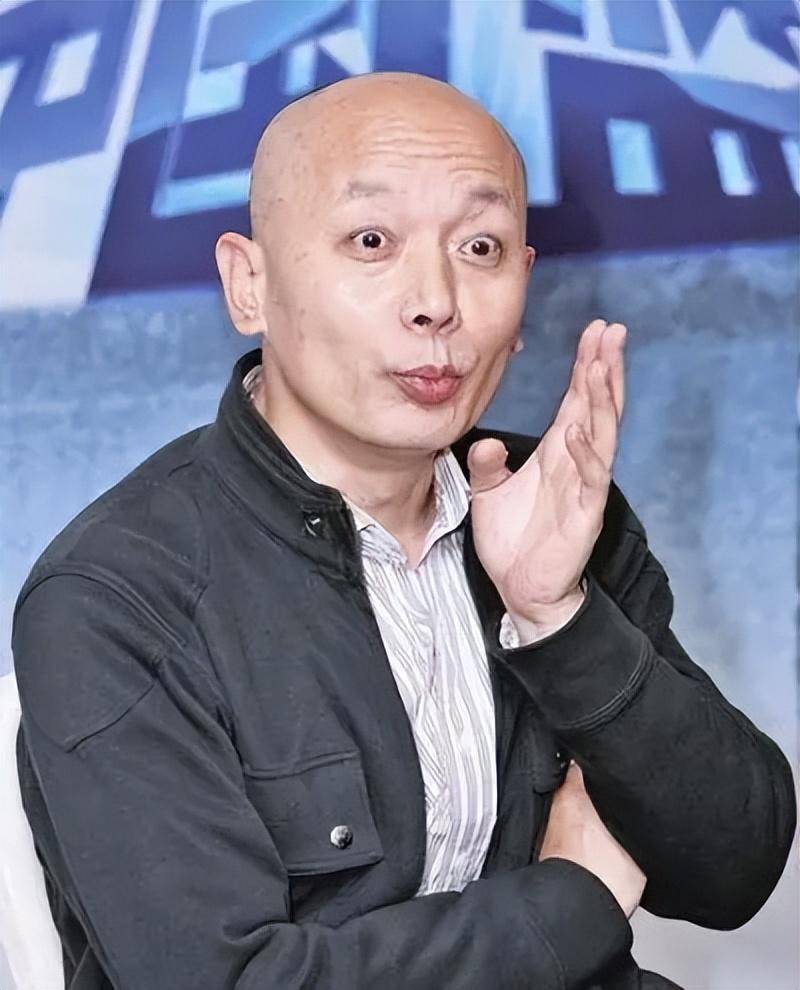 葛优被粉丝困住热情签名 ,直到冯小刚出来帮他解围!_明星_互动_保护