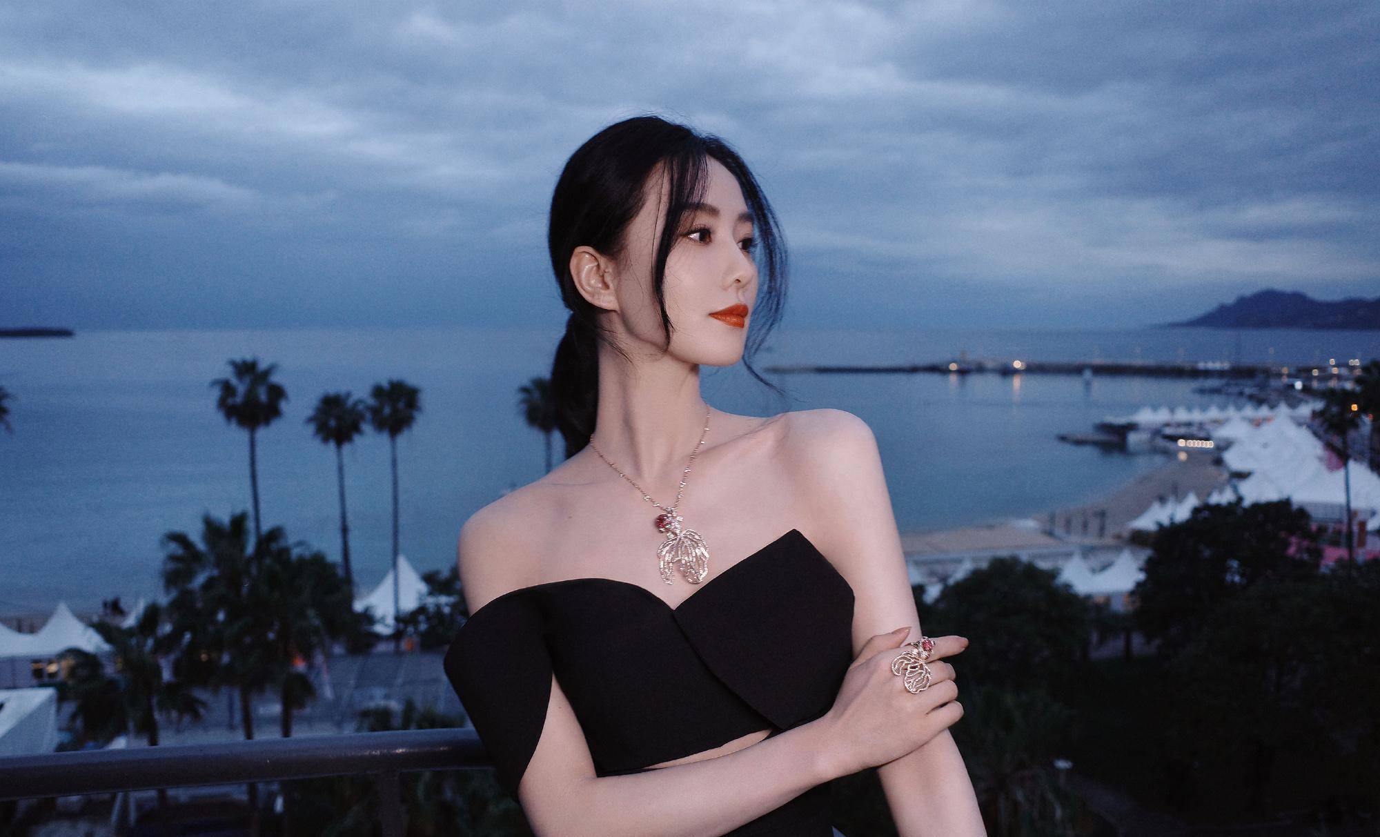 刘诗诗戛纳造型出炉,金鱼项链红唇黑裙,一如既往的优雅迷人_黑色_气质