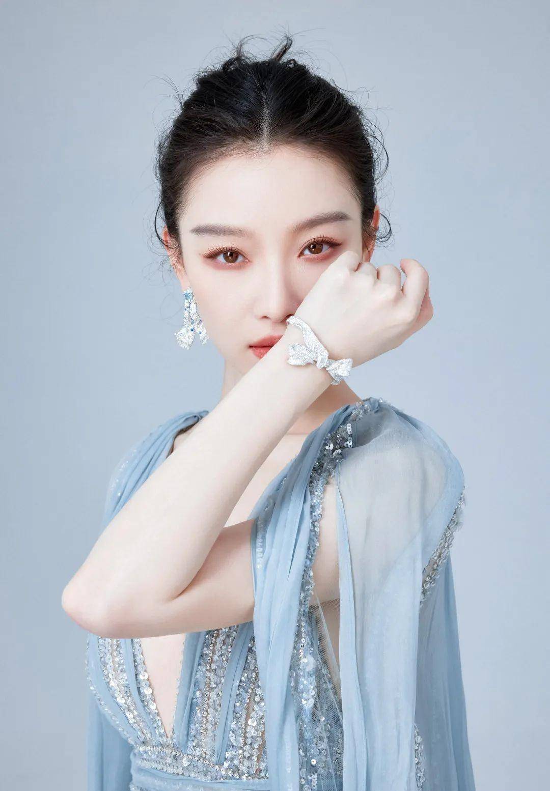 倪妮身穿薄纱裙,散发着迷人气息, 34岁太有魅力了_风格_气质_青色