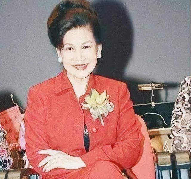 霍英东独尊大房:一生不与二,三房合影,多数财产给吕艳妮和孩子